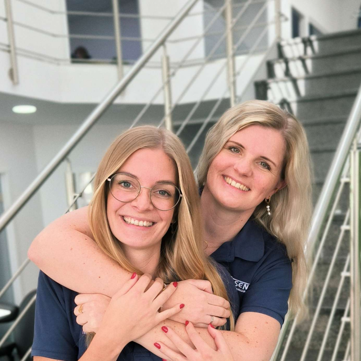 Nach vier Jahren Geschäftsführung jetzt auch offiziell die Inhaberinnen vom Sanitätshaus Janssen: Merle Janssen (vorne) und Jenny Hackhe. BILD: Privat