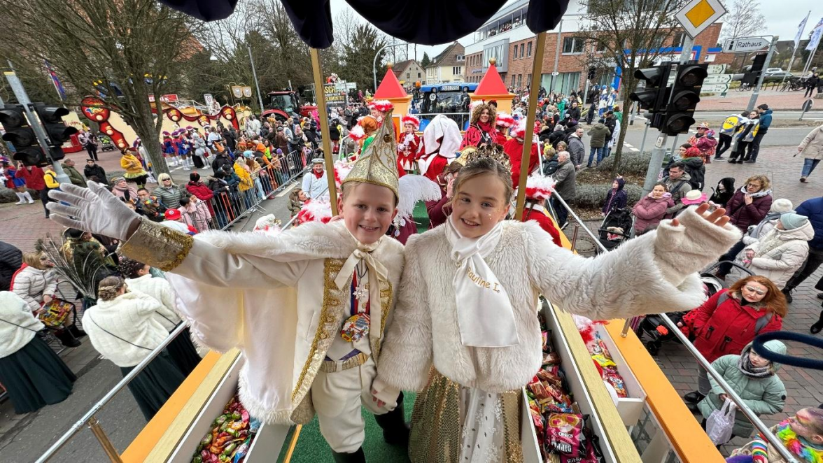Das Kinderprinzenpaar Lennart und Pauline sowie die Moderatoren Baron von Ganterteich und Tom Adler beim Umzug 2025. Bild: NWZ-Archiv