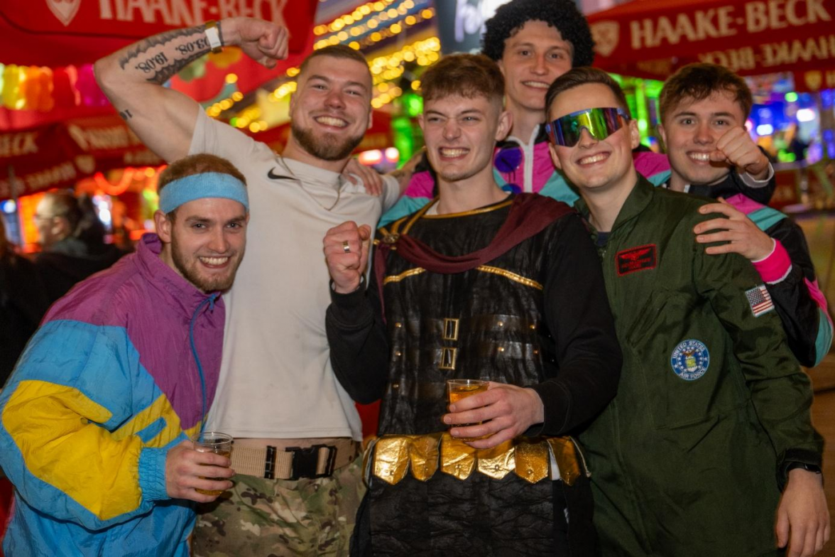 Bei der Party im Festzelt an der Raiffeisenstraße feierten letztes Jahr 5000 Narren im Anschluss an den Fasching um den Ring weiter. Bild: NWZ-Archiv