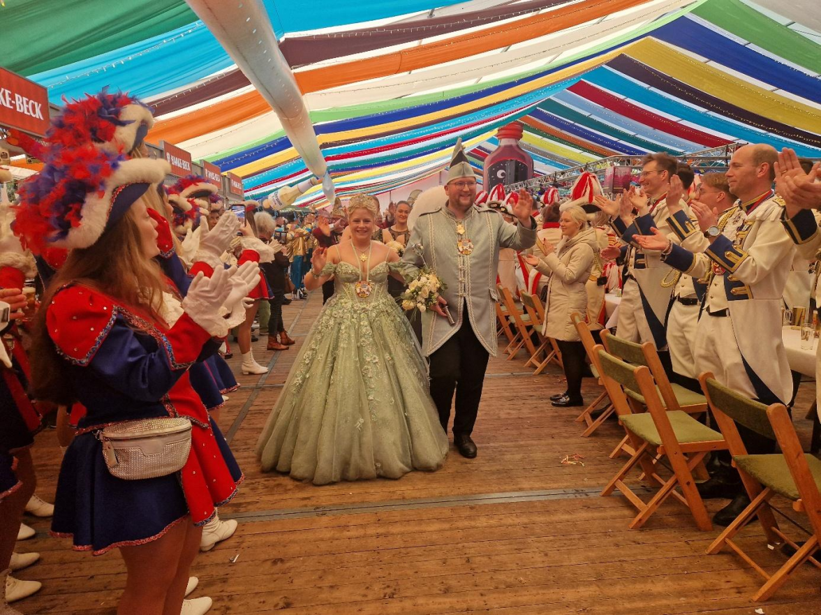 Beim Frühschoppen 2025 sind am Sonntag die besten Festwagen und Fußgruppen prämiert worden. Bild: NWZ-Archiv