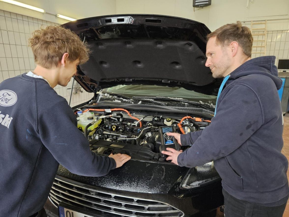 Kfz-Meister Dennis Kettler (rechts), hier im Gespräch mit Justin Rigalski, hat selbst vor 26 Jahren seine Ausbildung bei Rigalski absolviert. Bild: Melanie Jülisch