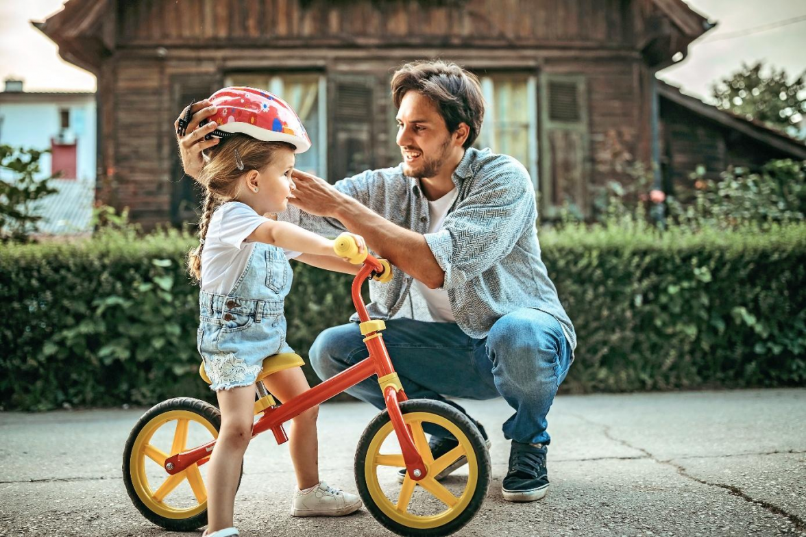 Rechtzeitige Vorsorge für den Fall der Fälle ist wichtig: Gerade mit kleinen Kindern wird der Tod eines Elternteils schnell zu einer finanziellen Zerreißprobe BILD: djd/DELA Lebensversicherungen/Getty Images/eclipse_images