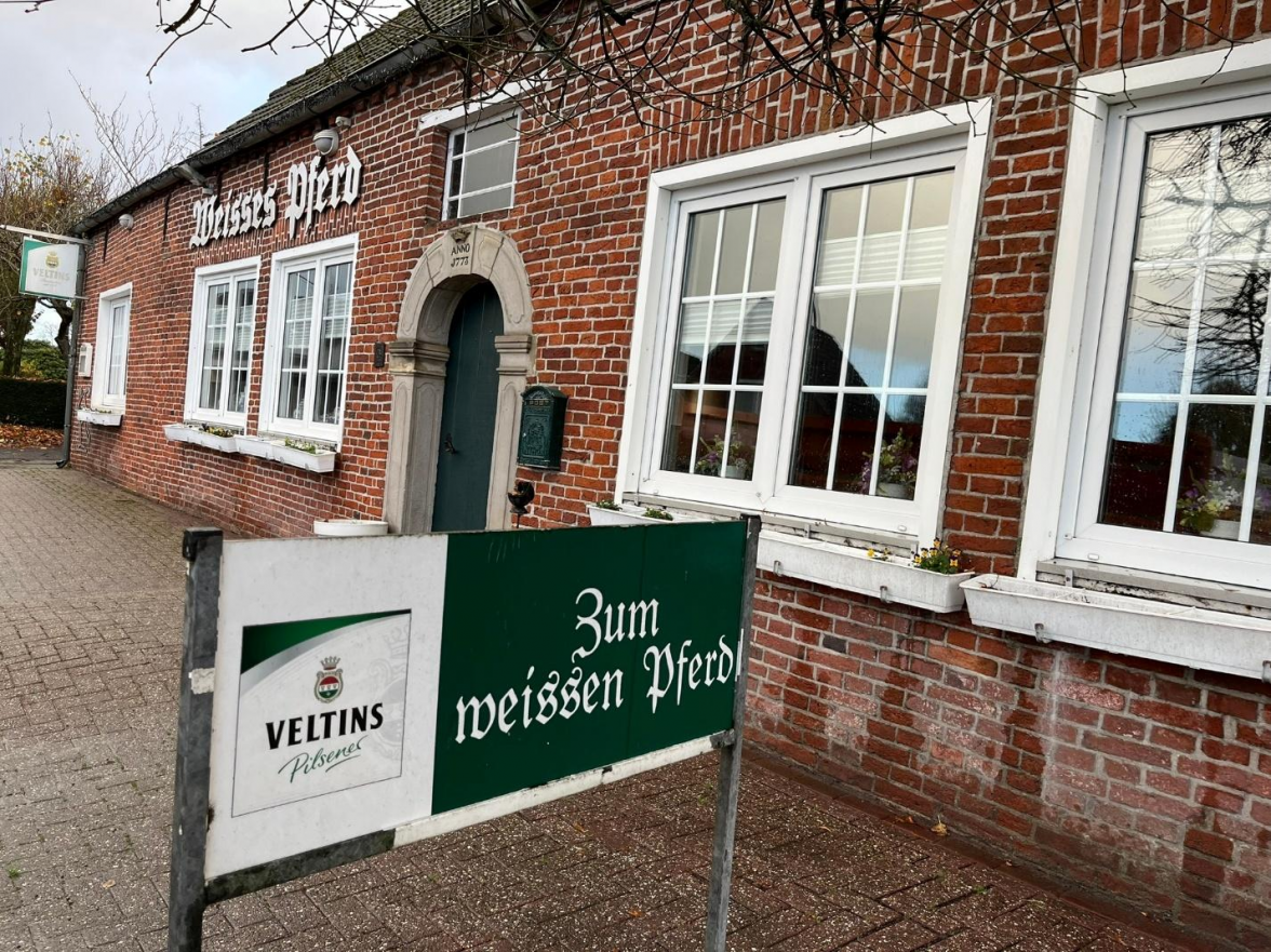 Feste feiern, leckeres Essen genießen: Ein Ort mit langer Tradition bleibt erhalten - das „Weiße Pferd“ in Riepe zählt zu den ältesten Landgasthöfen in der Gemeinde Ihlow. BILD: Günther Gerhard Meyer