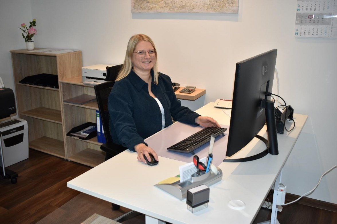 Nina Tjarks ist im Büro der „B & B Innen Wert Bau GmbH“ unter anderem Ansprechpartnerin bei allen Kundenanfragen. Bild: Frank Brüling