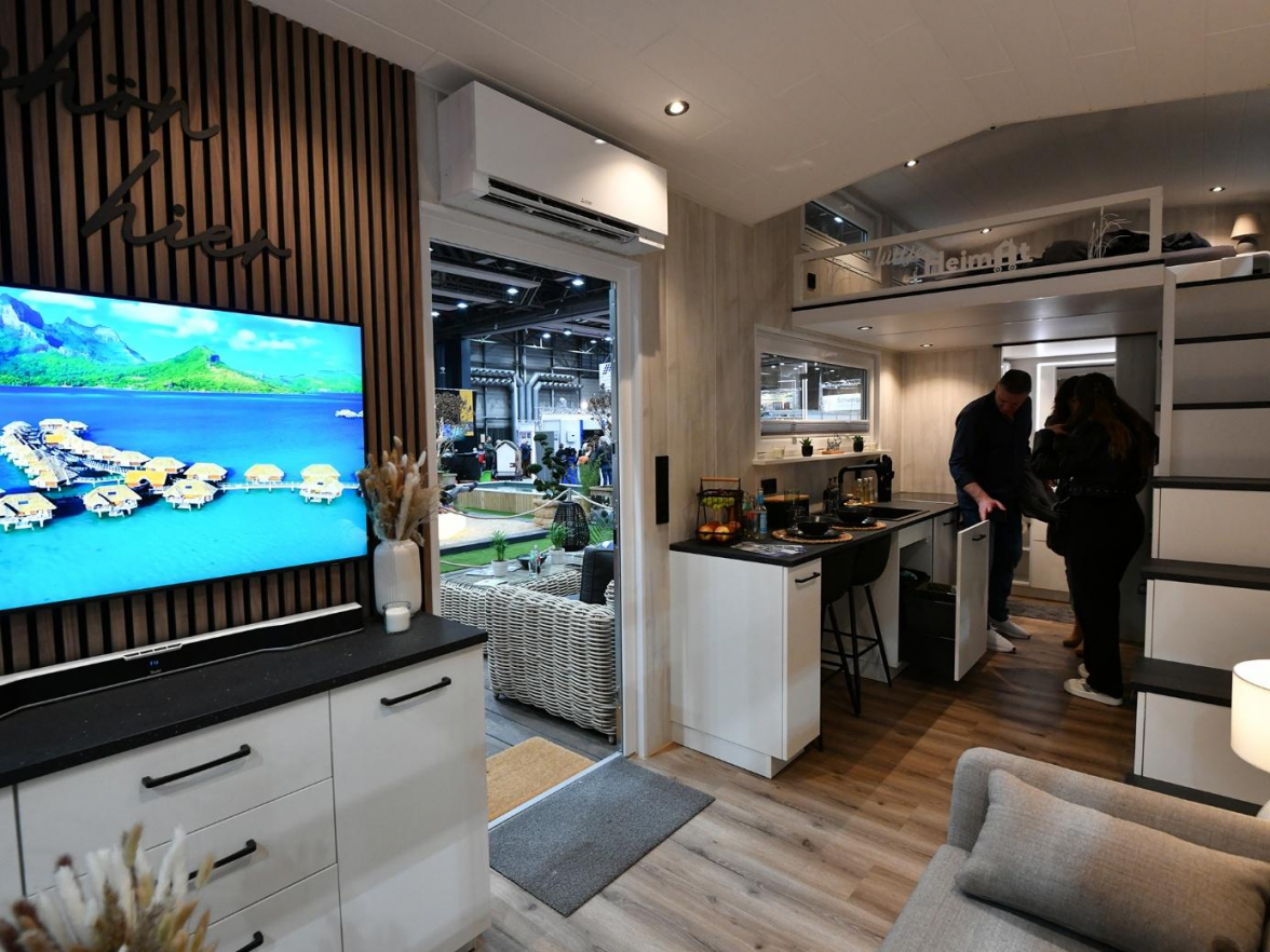 Ein begehbares Tiny House vom Aussteller IKEA zeigt moderne Wohnlösungen mit Schwerpunkt auf Küche und Essbereich. Bild: Veranstalter