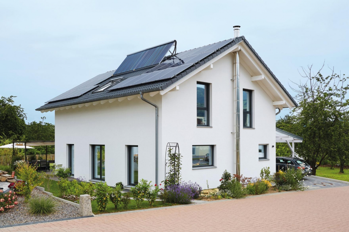 Solarthermie- und Photovoltaikanlagen lassen sich für ein autarkes Energiekonzept auch kombinieren. Denn neben Strom machen Heizung und Warmwasser den größten Teil des Energieverbrauchs aus. BIld: Weber Haus/BHW Bausparkasse