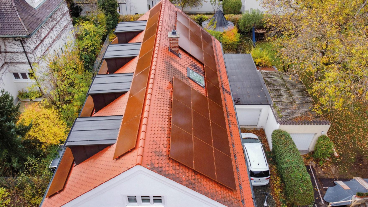 Gut integriert: eine farblich angepasste Solaranlage auf einem denkmalgeschütztem Haus. Bild: valkanis-elektrotechnik.de/BHW Bausparkasse