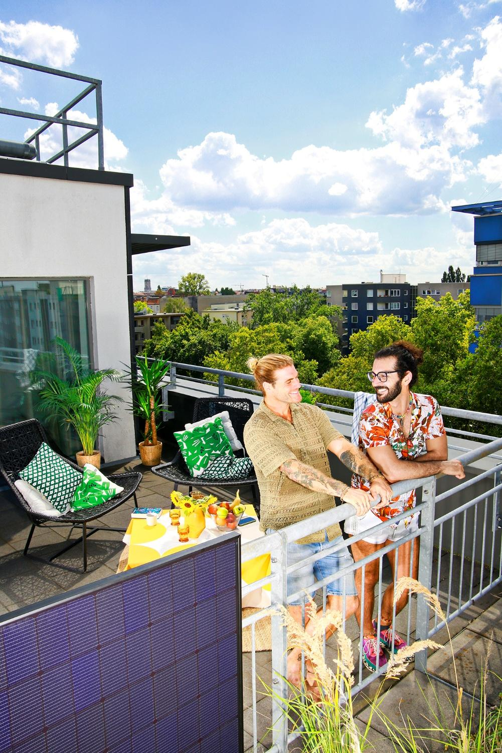 Steckersolargeräte (Balkonsolar) auf Balkonen oder Terrassen sind vor allem bei Mietern beliebt. Bild: BSW-Solar