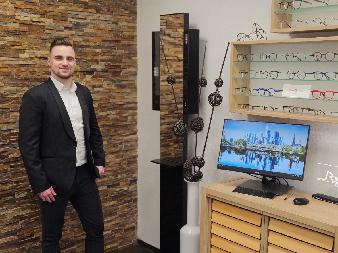 Kevin Felsen ist neuer Leiter der Filiale an der Bloherfelder Straße in Oldenburg. Bild: Melanie Jülisch