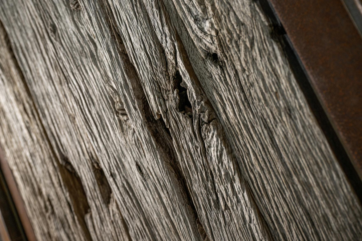 Wasser, Sand und Sonne prägten dieses Holz, das an den Strand geschwemmt wurde, um zur Tür zu werden. BILD: epr/Timo Lutz Werbefotografie