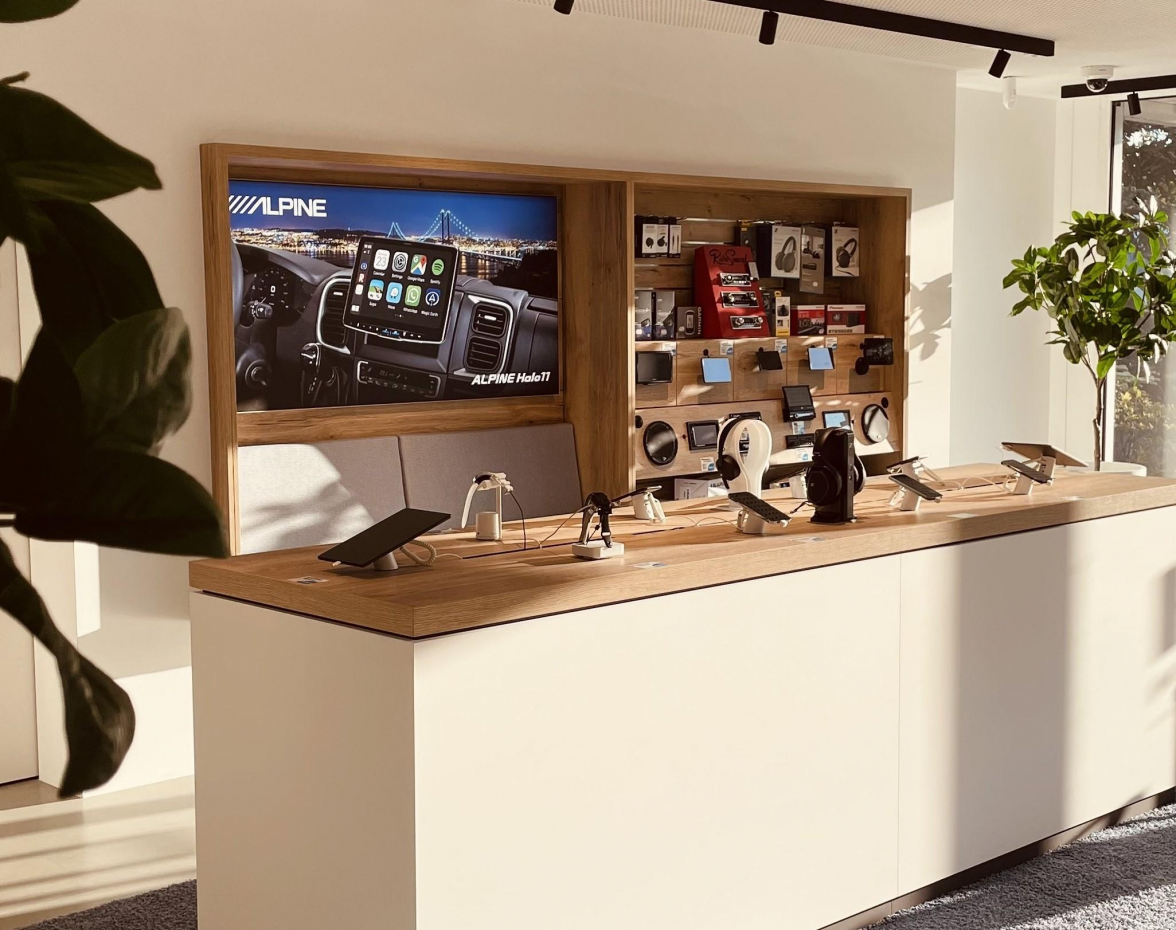 Das neue Handy, Reparaturen sowie Handyverträge oder die Umwandlung von HiFi-Geräten in Oldtimern - Kuhnt ist stets der perfekte Ansprechpartner. Bild: privat