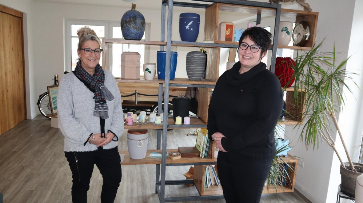 Christine Drieling (lks.) und Nicole Bäcker sind für die sichtbaren und unsichtbaren Tätigkeit im Büro zuständig.    Bild: Wolfgang Wittig