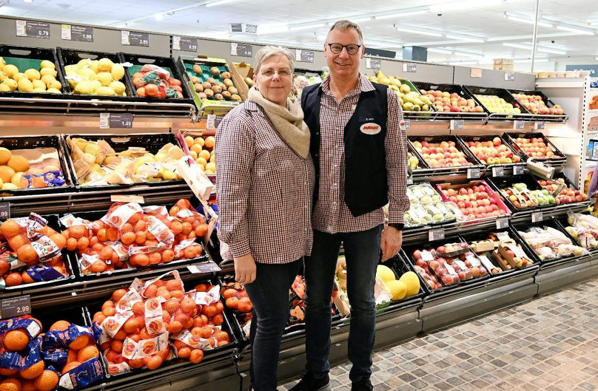 Ute und Ralf Jens feiern ihre 25-jährige Selbstständigkeit und die ebenfalls 25-jähige Leitung des Markant-Marktes in Abbehausen/Ellwürden. (Bild: Rolf Bultmann)