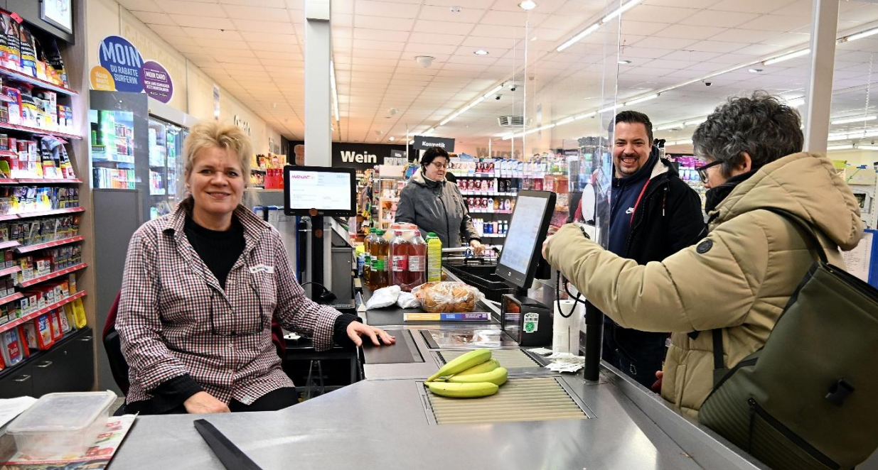 Die Kunden des Markant-Marktes Jens schätzen neben dem Produktangebot auch die familiäre Atmosphäre durch das freundliche Personal. (Bild: Rolf Bultmann)