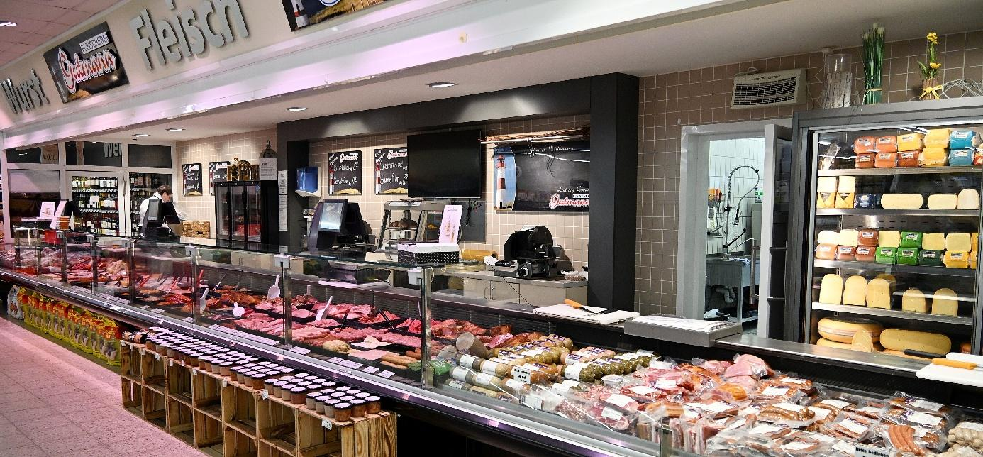 Regionale Erzeugnisse gibt es im Markant-Markt auch an der Bedientheke der Fleischerei Gutmann. (Bild: Rolf Bultmann)