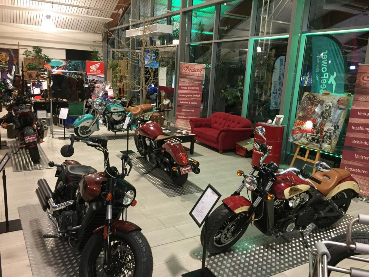 Schicke motorisierte Zweiräder lassen während der Motorradtage nicht nur Bikerherzen höher schlagen. BILD: Rennteam Eilers