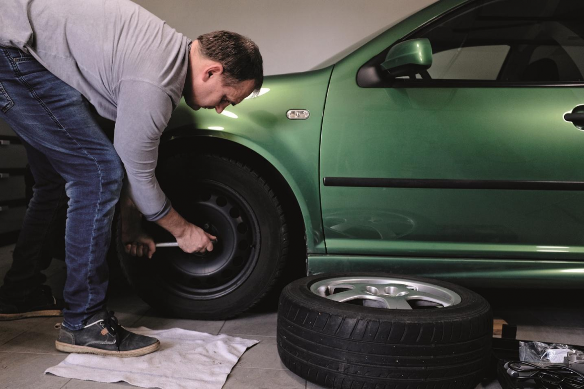 Reifenwechsel muss sein. Wer selber Hand anlegt, kann viel Geld sparen und ist auf der sicheren Seite. Foto: tkyszk/stock.adobe.com/Autodoc/akz-o