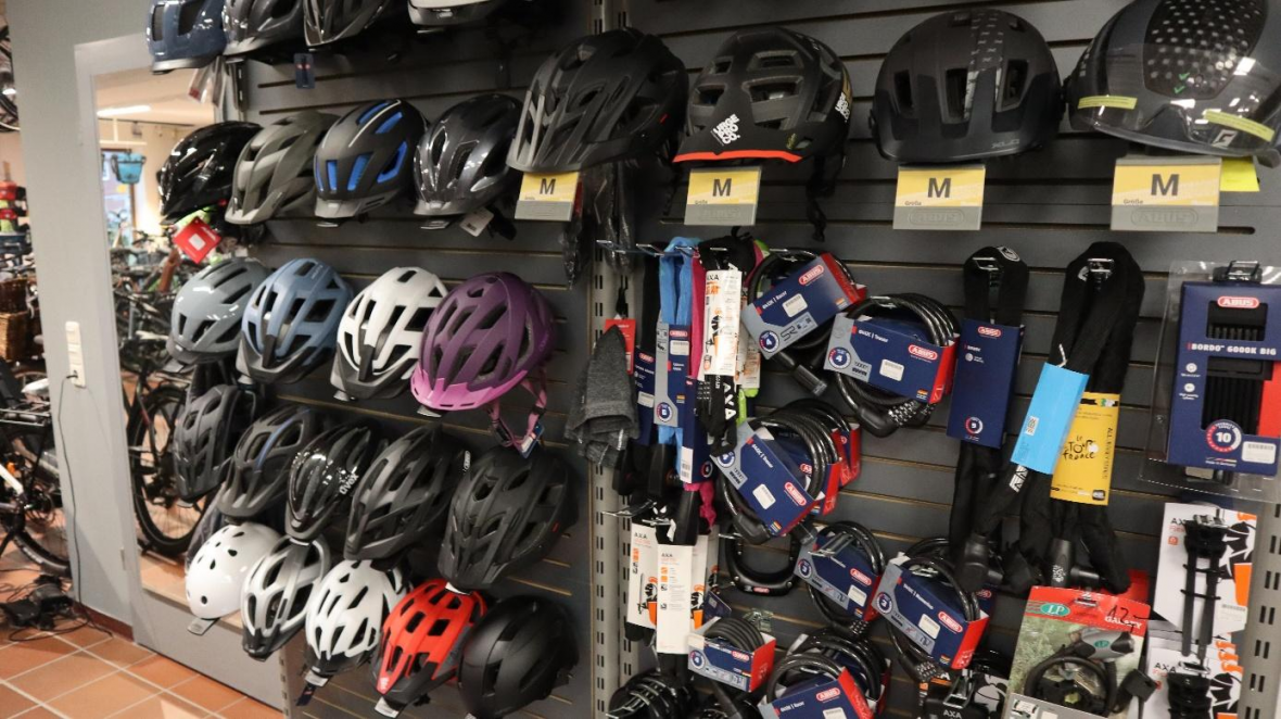 Das Zweiradfachgeschäft hält eine große Auswahl an Zubehör bereit. Foto: Wolfgang Wittig