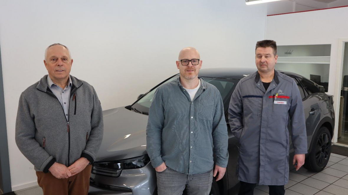 Gerold Frers (lks.) hat das Traditionsautohaus Mönnich an Benjamin Porath übergeben. Stefan Schröder (r.) ist auch weiterhin als Werkstattleiter tätig. Fotos: Wolfgang Wittig