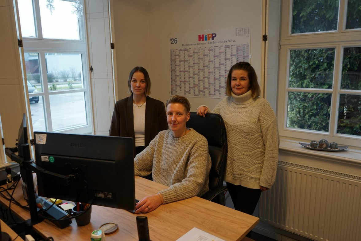 Das „Team Verwaltung“ (v.l.): Anna Ennen, die als erste Verwaltungskraft seit acht Jahren bei P&T Pflegeprofis ist, und Ina Behrends, die jetzige Ansprechpartnerin „Nummer 1“ und für alle Belange im Gesundheitswesen zuständig, sowie Nina Tschuschke, Pflegedienstleitung und seit acht Jahren eine wichtige Stütze im Unternehmen. BILD: privat