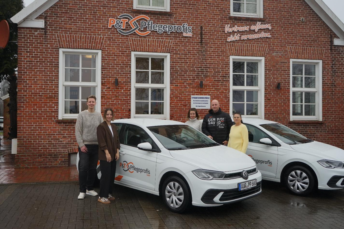 Die Zentrale von P&T Pflegeprofis befindet sich an der Auricher Straße 114 in Moordorf: Hier im Bild zu sehen sind die Geschäftsführer – und stellvertretend für die 55 Mitarbeiter – das „Team Verwaltung“. BILD: privat