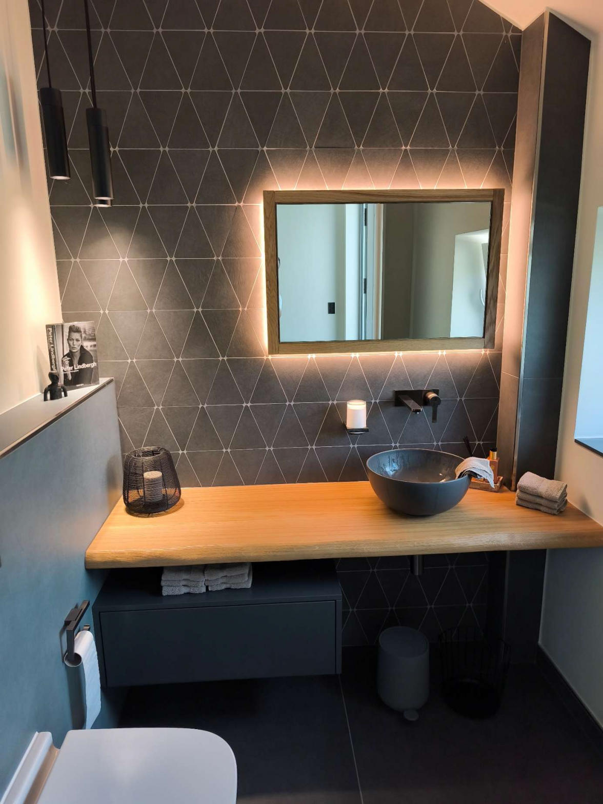 Wie in einem Luxushotel sieht dieses Bad aus - stylische Fliesen, exklusives Waschbecken plus eine außergewöhnliche Beleuchtung.   BILD: Privat