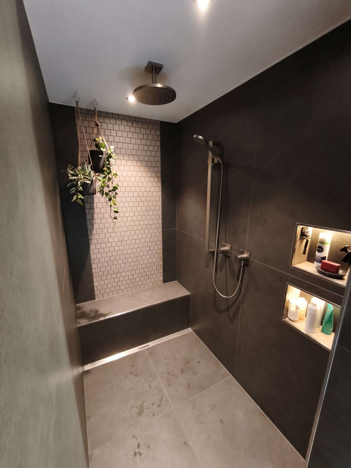 Handwerklich sauberes Arbeiten ist für Daniel Wiedemann selbstverständlich. Hier eine Dusche mit Mosaikrückwand und beleuchteten Ablagen.   BILD: Privat