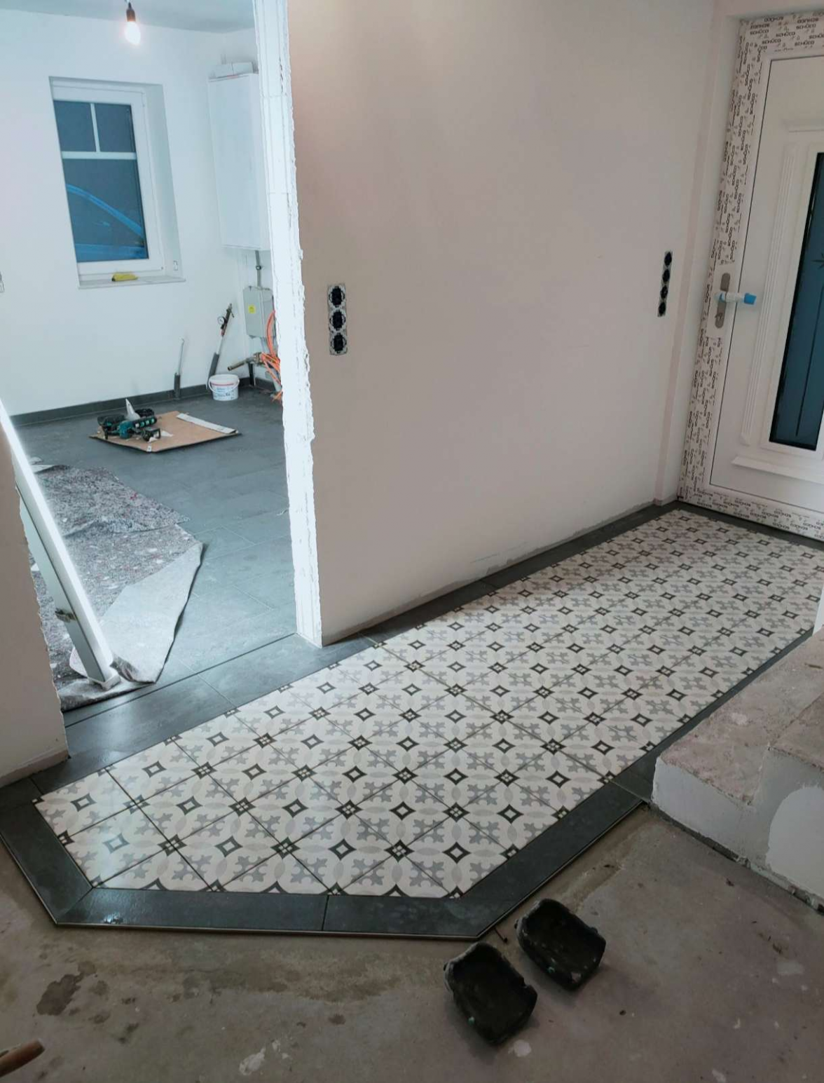 Auch Bodenfliesen, wie hier in einem Eingangsbereich, werden von Daniel Wiedemann fachmännisch verlegt.   BILD: Privat