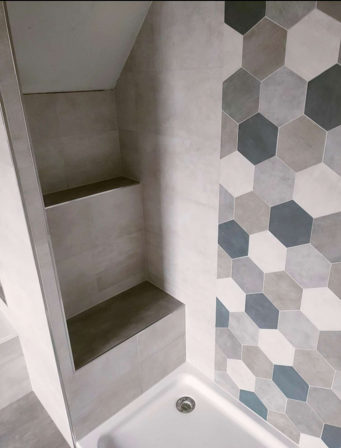 Hier eine Idee für eine Dusche mit seitlicher Schräge. Unten wurde eine kleine Sitzbank und oben eine Ablagefläche geschaffen und alles mit einer normal großen Duschwanne.   BILD: Privat