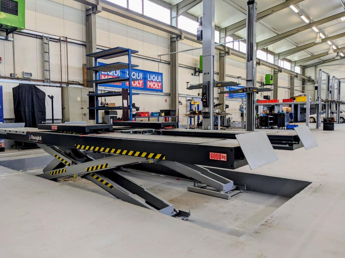 Sechs Tonnen kann diese Hebebühne stemmen – ideal auch für Wohnmobile. Bild: Walburg