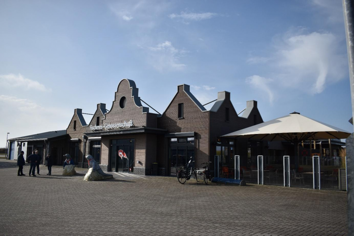Hier wird Gastfreundlichkeit groß geschrieben: Die Fischerei-Genossenschaft ist an der Cliener Straat 14 in Neuharlingersiel zu finden. BILD: Frank Brüling