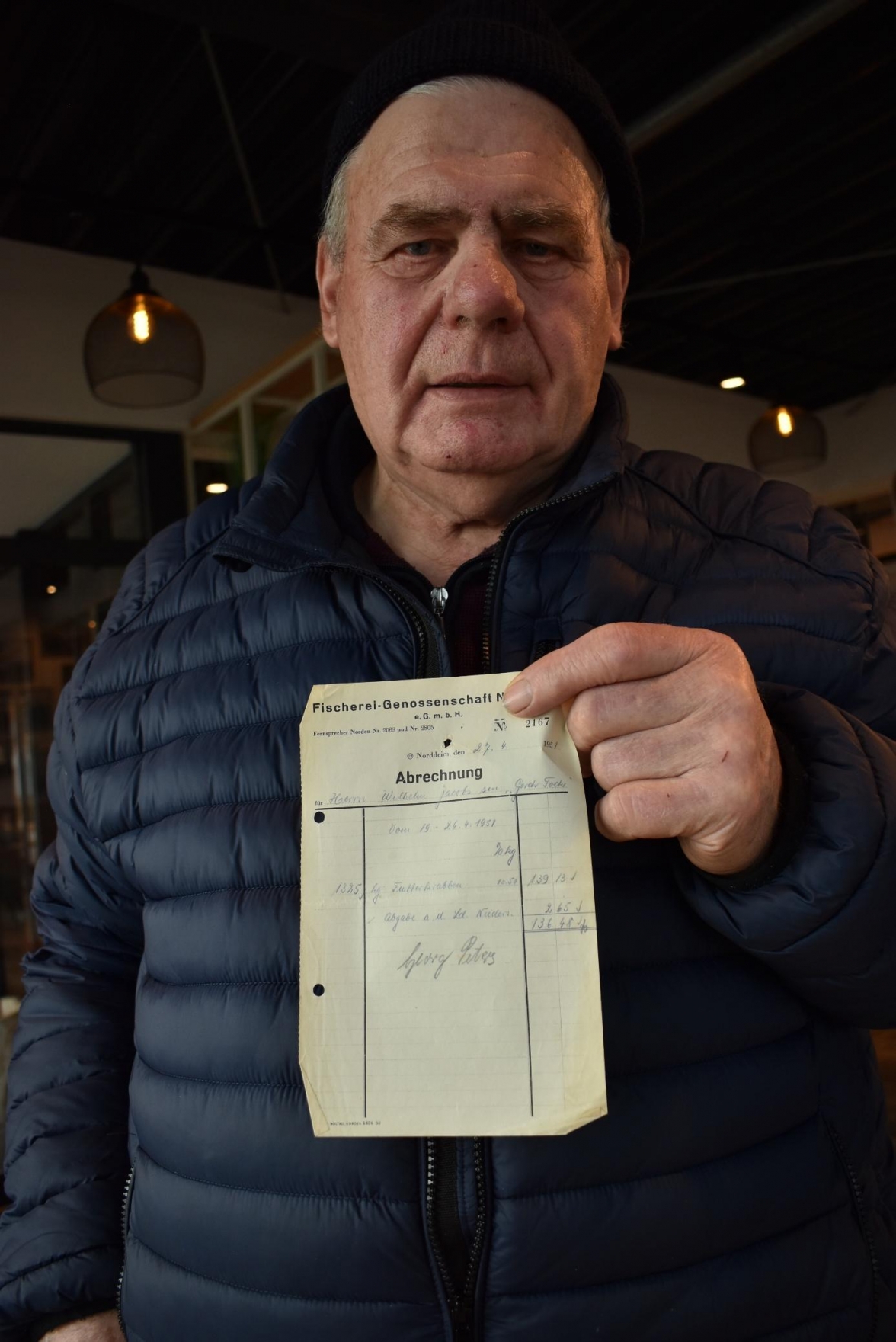 Wilhelm Jacobs mit der ersten von der Fischerei-Genossenschaft ausgestellten Abrechnung.   BILD: Frank Brüling