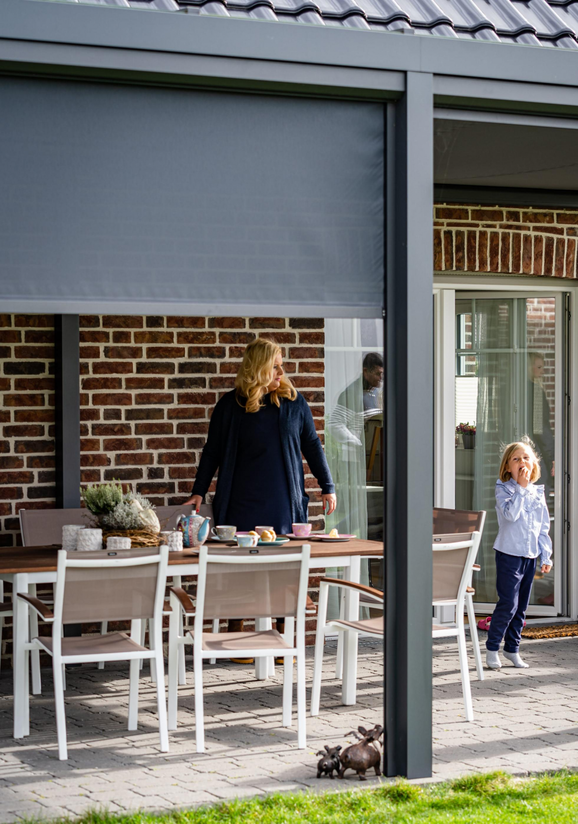 Rollladen- und Sonnenschutzlösungen tragen dazu bei, Wohn- und Außenbereiche auch bei veränderten klimatischen Bedingungen komfortabel nutzbar zu halten. BILD: Bundesverband Rollladen + Sonnenschutz e.V. (BVRS)