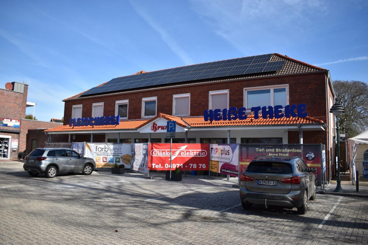 Auch im Außenbereich hat sich bei Fleischerei Bruns etwas getan. Hier wurde die Außenwerbung angepasst, und auch das Dach erhielt ein Update.