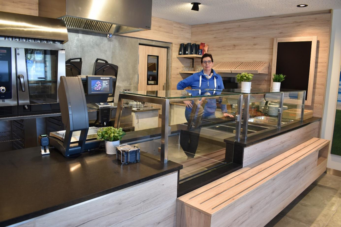 Hedda Bruns-Mannott an der neuen „Heißen Theke“, an der es unter anderem das bewährte Mittagsangebot gibt.