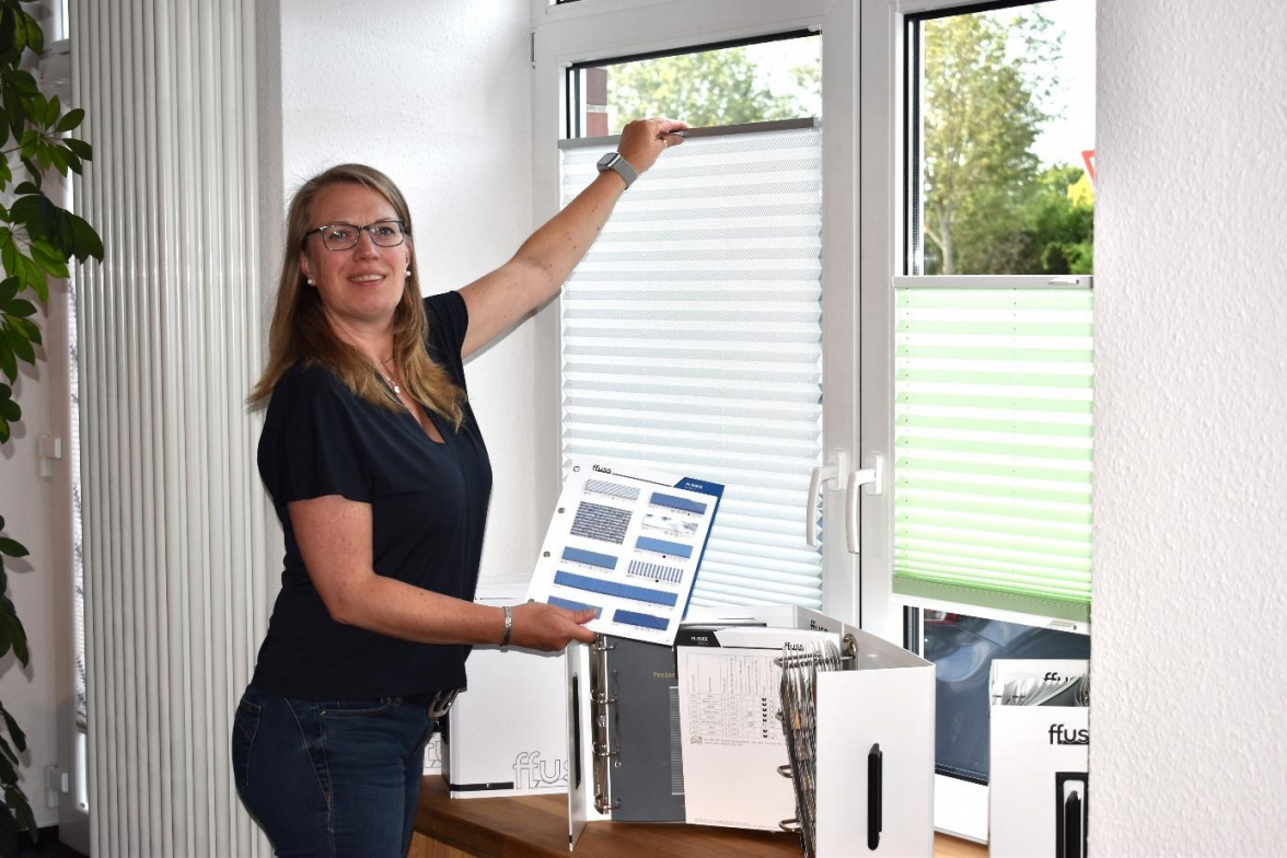 Heike Burmeister ist bei Bagschik Fachberaterin für Raumgestaltung. Gerne informiert sie über neueste Plissees und Sonnenschutz. BILD: Frank Brüling