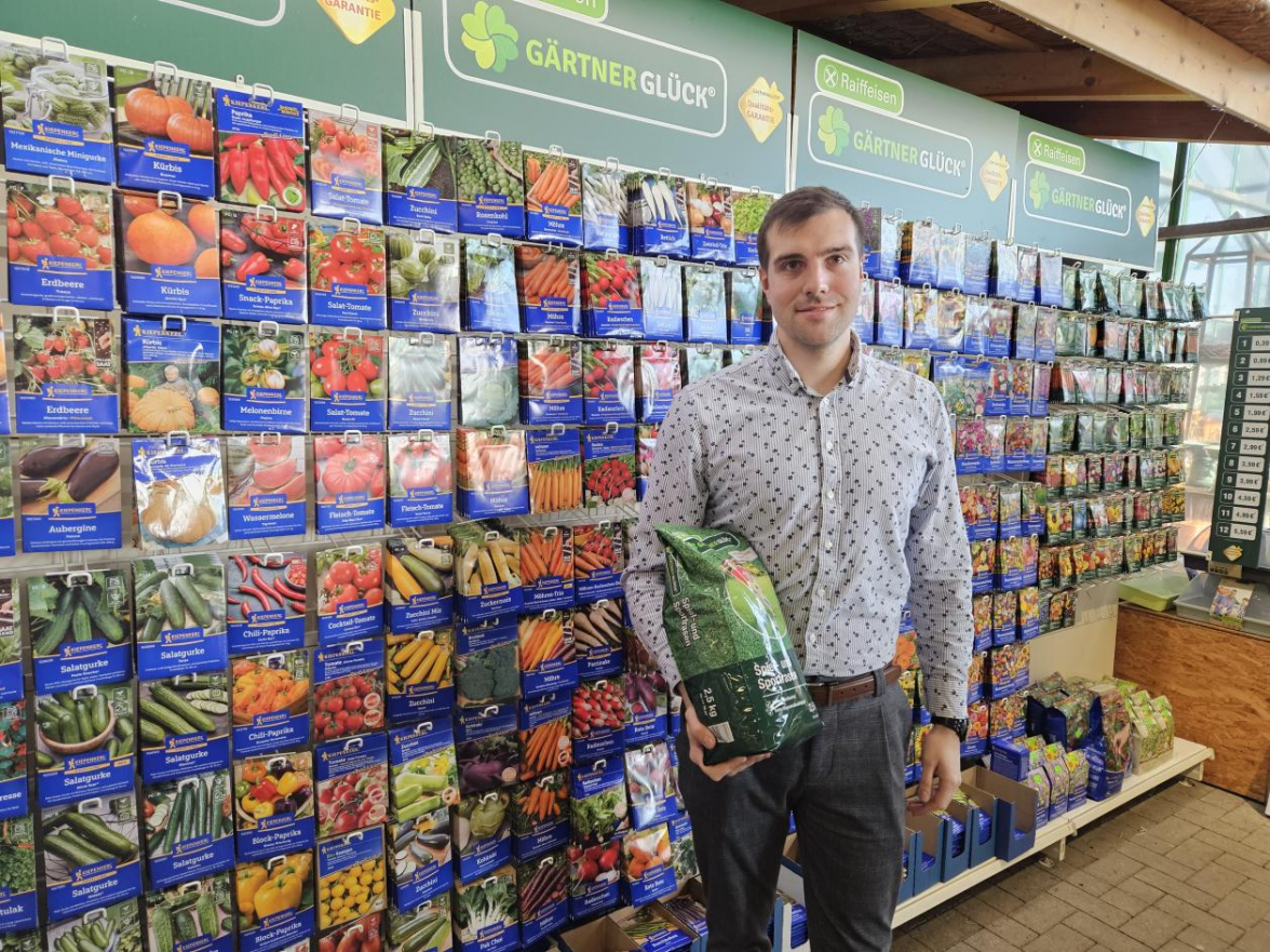 Markus van Tholen ist neuer Geschäftsführer der RWG Wardenburg. Zum Sortiment des Marktes gehört alles, was es für den Frühling braucht, darunter auch unterschiedliche Sämereien.