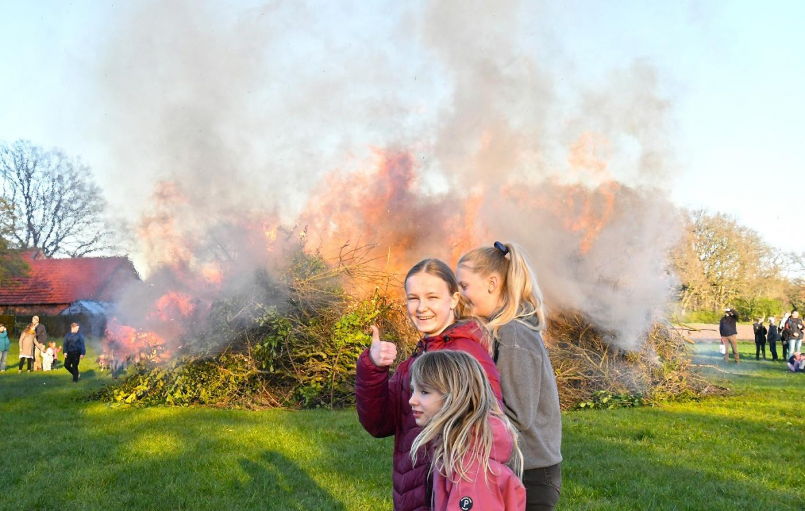 Seit 1988 wird das Osterfeuer in Huntlosen veranstaltet; am Ostersamstag beginnt das Programm um 18 Uhr, das Feuer wird um 19 Uhr entzündet. Bild: Archiv