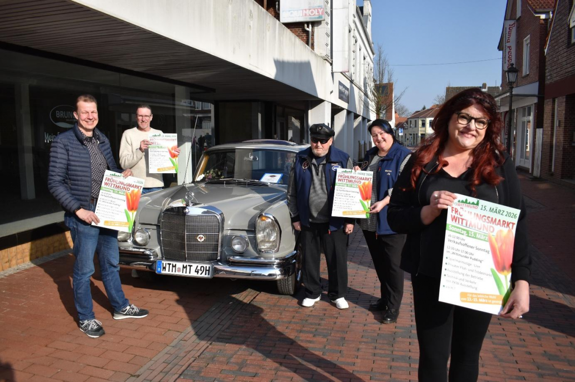 Von links: Carsten Holzke, Rainer Poppen (beide „ProWittmund“), Siebelt und Maren Koopmann (Oldtimerfreunde Holtgast) und Gritje Peters („ProWittmund“) laden zum Wittmunder Frühlingsmarkt ein. BILD: Frank Brüling