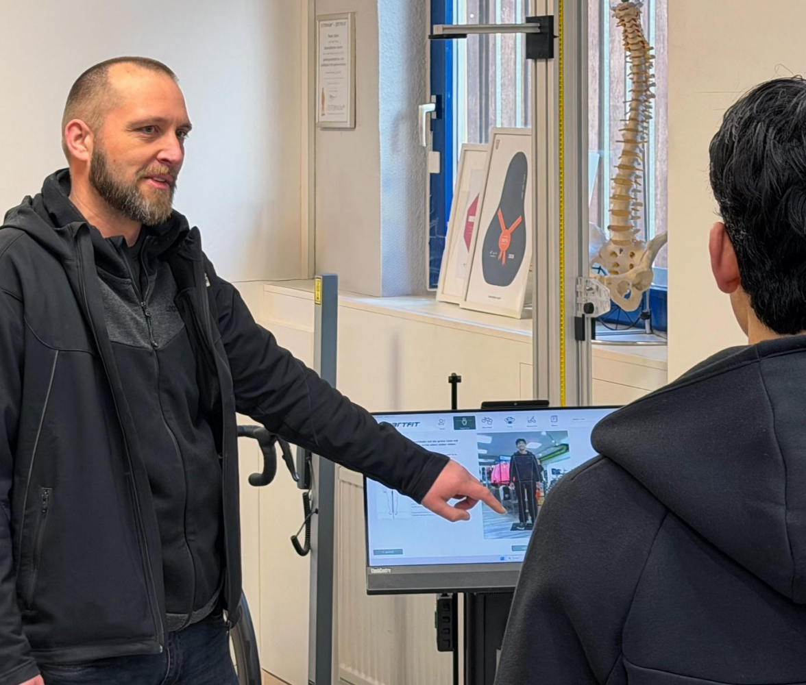 Zur umfassenden Beratung gehört auch die ergonomische Vermessung, bei der hier im Bild Mitarbeiter Matthias Veith zur perfekten Feinabstimmung das vollautomatische Smartfit-Bikefittung einsetzt. BILD: privat