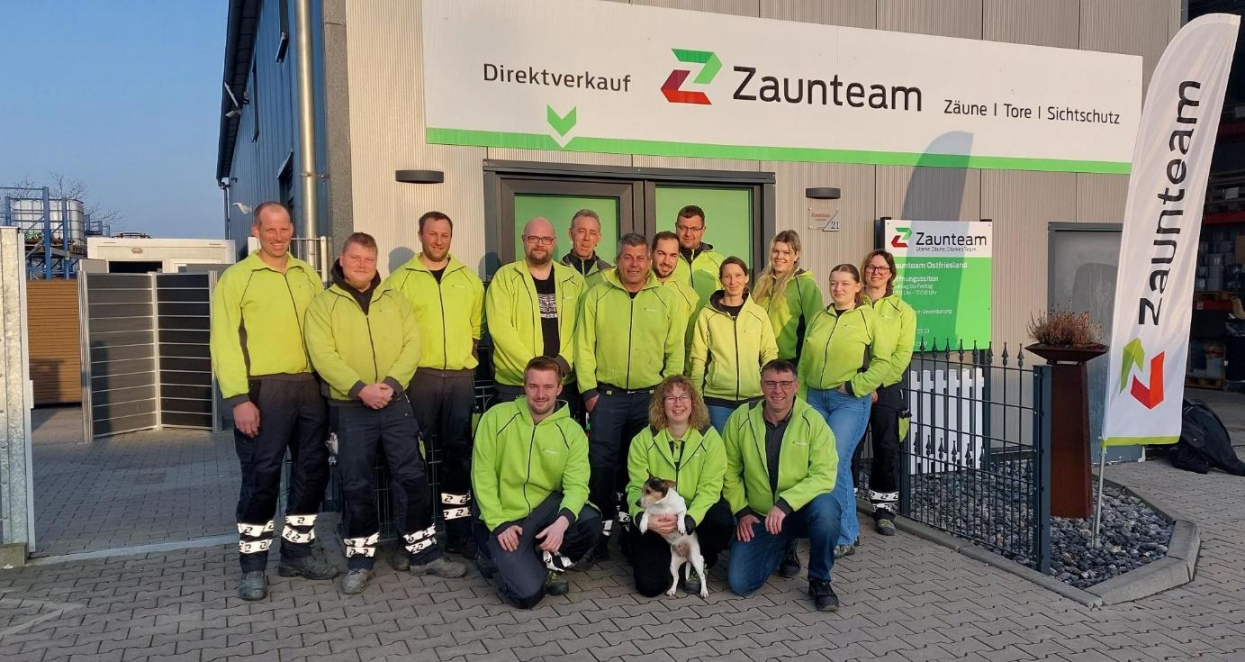 Das „Zaunteam Ostfriesland“ freut sich gemeinsam auf das bevorstehende Jubiläumswochenende. BILD: Privat