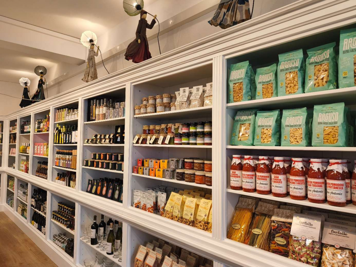 Der Bereich Feinkost und Delikatessen kann nun viel übersichtlicher und besser präsentiert werden.   BILD: Heike Goyert