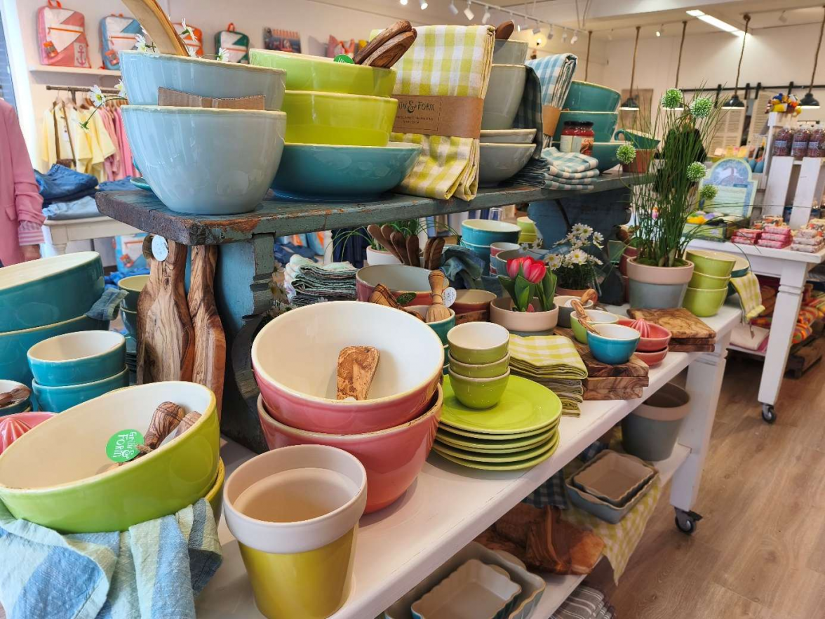 Neben Wohn-Accessoires gibt es verschiedenste Keramiken und Küchen-Zubehör.   BILD: Heike Goyert