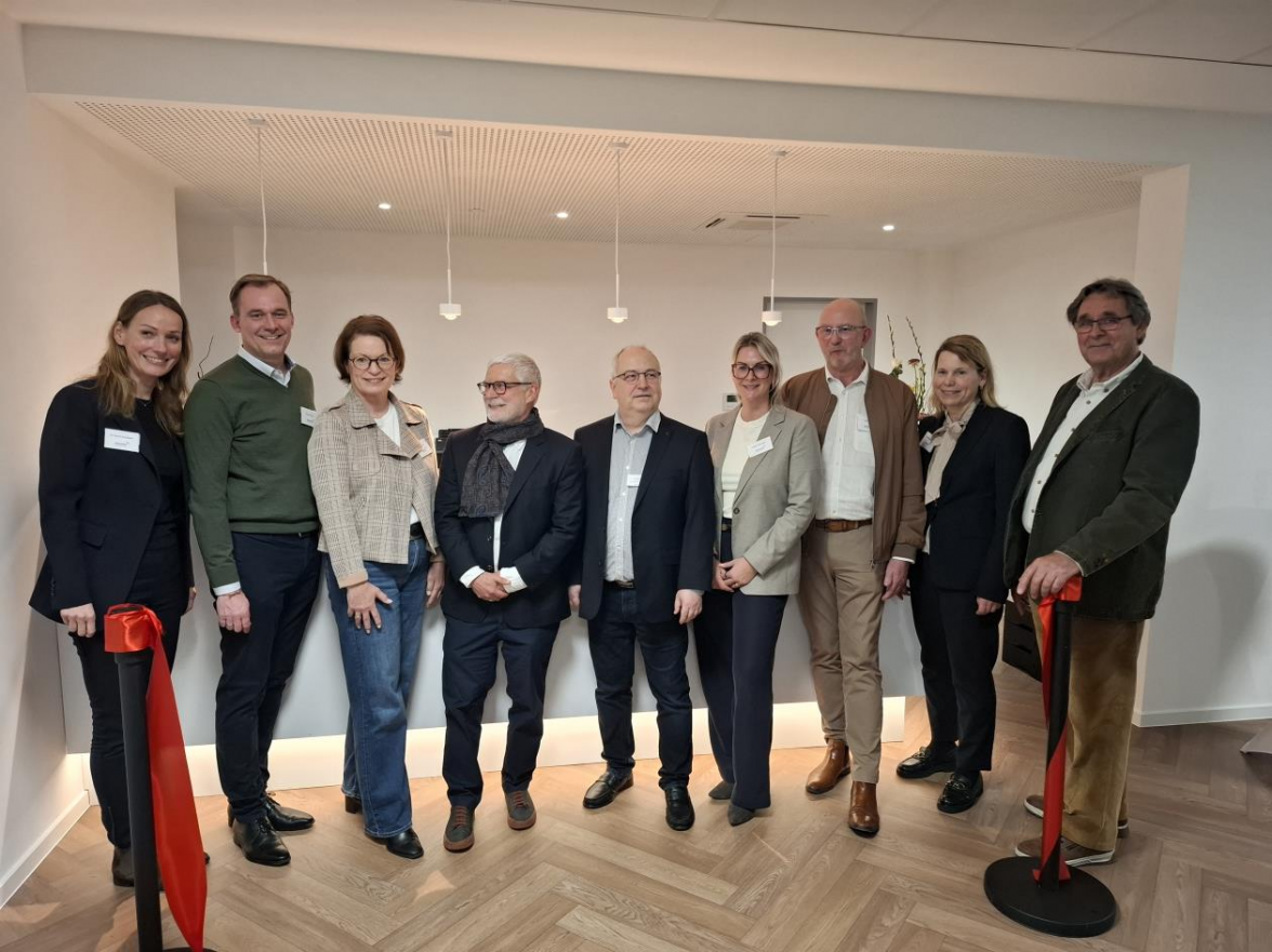 Foto: Dr Kerstin Eisenbeiß (v.l.n.r.), Hajo Remmers, Matina Bracklo (Gebietsleitung Südwest), Dr. Knecht, Dr. Breuer, Nadine Schneider (REALEYES Geschäftsleitung Nord, Rolf Kolhoff (Projektleiter Steinhoff Familienholding GmbH), Angela Krüger-Steinhoff und Architekt Walter Bulmahn (Otten & Partner) (Bild: Hildburg Brunken)