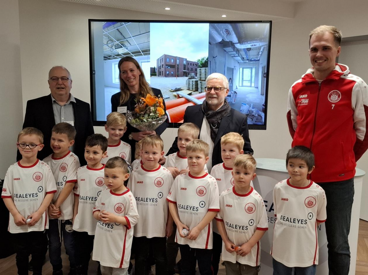 Die Fußballer der G-Jugend des FSV Westerstede mit ihren neuen Trikots, gesponsert vom MVZ Augenzentrum Ammerland mit Trainer Fabian Sommer (v.r.) Dr Knecht, Dr. Eisenbeiß und Dr. Breuer. (Bild: Hildburg Brunken)