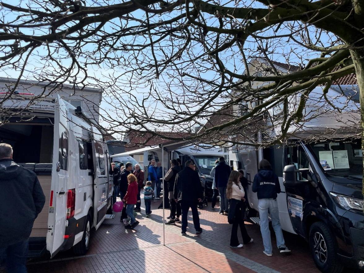 An Ständen können sich die Besucherinnen und Besucher um Themen rund um Mobilität informieren. Bild: Wirtschaftsforum Westerstede