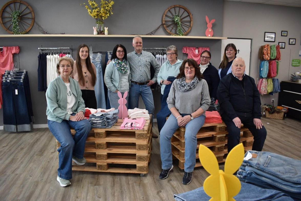 Das Team der „Hosenecke“ möchte das 50-jährige Bestehen des Traditionsgeschäfts mit allen Kundinnen und Kunden feiern: v.l.: Monika Renken, Joelina Janssen, Martina Auts und Henner Krüsmann (Inhaberpaar), Beate Simmering, Antje Petersen, Seniorchefin Therese Krüsmann, Andrea Buscher und Seniorchef Helmuth Krüsmann.