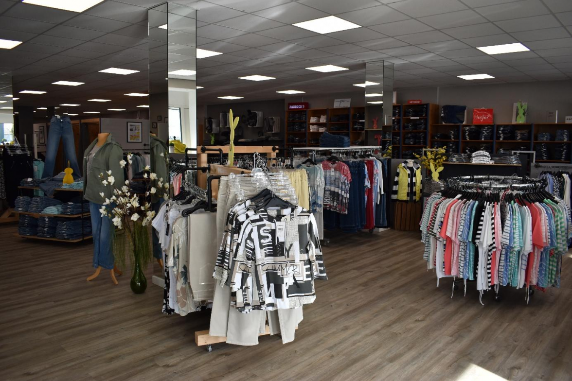 Das Blumenstädter Geschäft bietet neben zahlreichen Markenjeans in allen Größen auch eine breitgefächerte Auswahl an passenden Oberteilen.