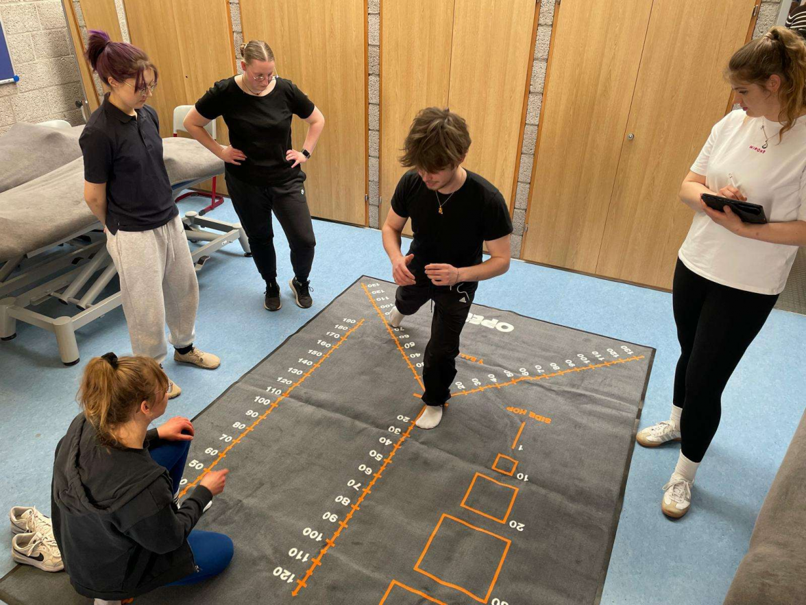 Balance-Check in Aktion: Der Y-Balance-Test deckt muskuläre Dysbalancen auf, also krankhafte Ungleichgewichte in Kraft, Länge oder Spannung zwischen Muskeln. BILD: Privat