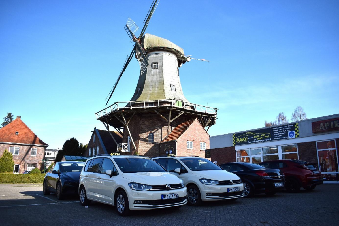 Der weitere Standort von Dako Taxi ist im Schatten der Wittmunder Siuts-Mühle zu finden.   Bild: Frank Brüling